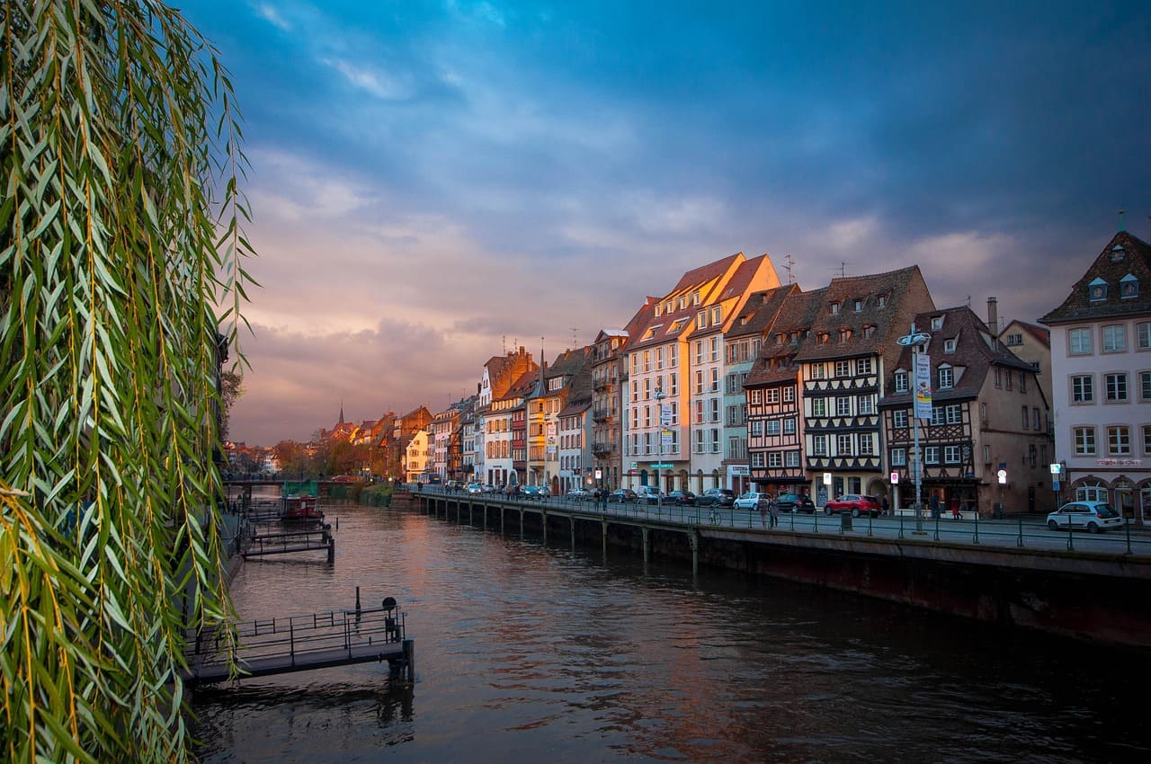 Vue du centre-ville de Strasbourg au bord de l’Ill, idéale pour illustrer un consultant SEO à Strasbourg