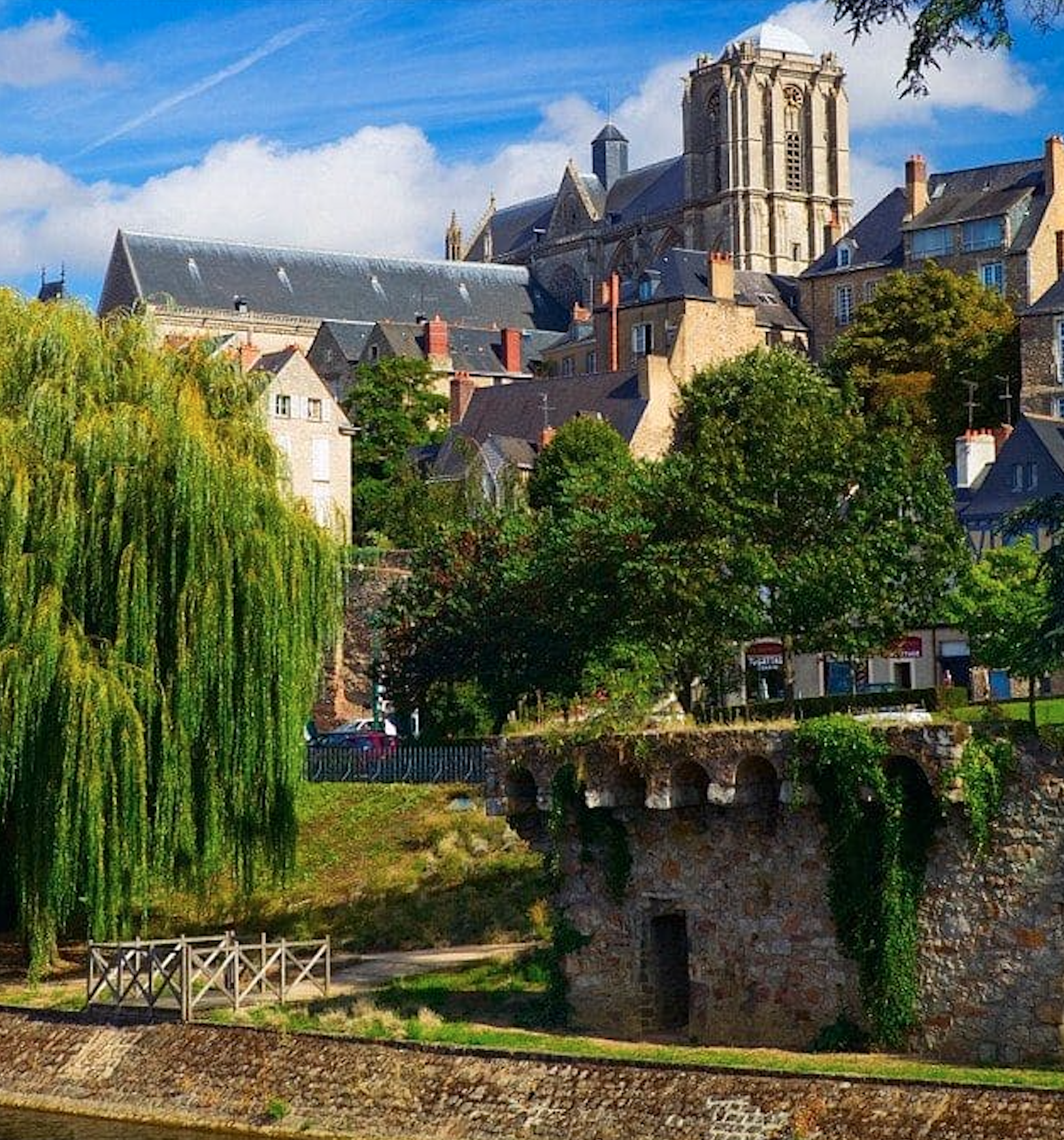 Paysage du centre historique du Mans avec la cathédrale, illustrant le travail d’un consultant SEO au Mans.